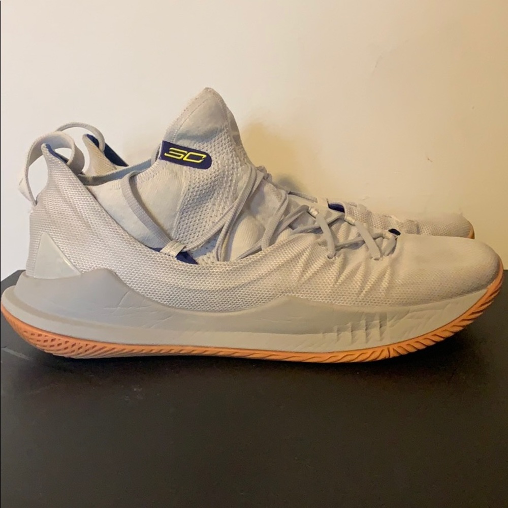 Size 13 Curry 4 Gray and White.